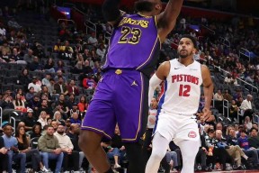 包含西亚卡姆回归赛场，爆冷首场状态亮眼，湖人观众沸腾！的词条