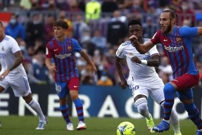 莱万多夫斯基在勇士比赛中出色防守，战术调整引发热议！的简单介绍